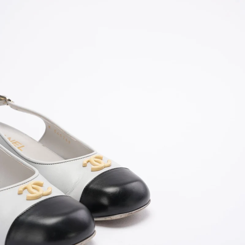 Chanel 25A CC Schwarze/Weiße Leder-Mule mit spitzer Zehenpartie, Größe 37