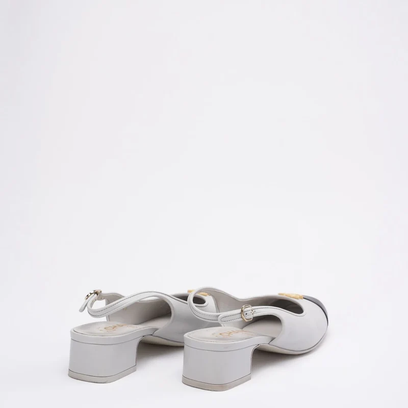 Chanel 25A CC Schwarze/Weiße Leder-Mule mit spitzer Zehenpartie, Größe 37