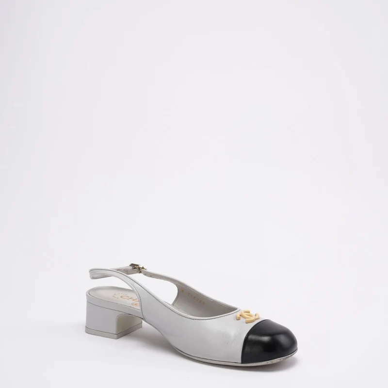 Chanel 25A CC Schwarze/Weiße Leder-Mule mit spitzer Zehenpartie, Größe 37