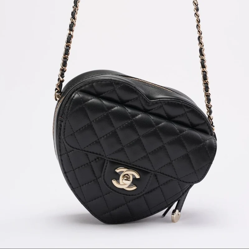 Chanel Clutch aus schwarzem Lammleder mit gestepptem CC-Logo in Herzform und Kette (2022)