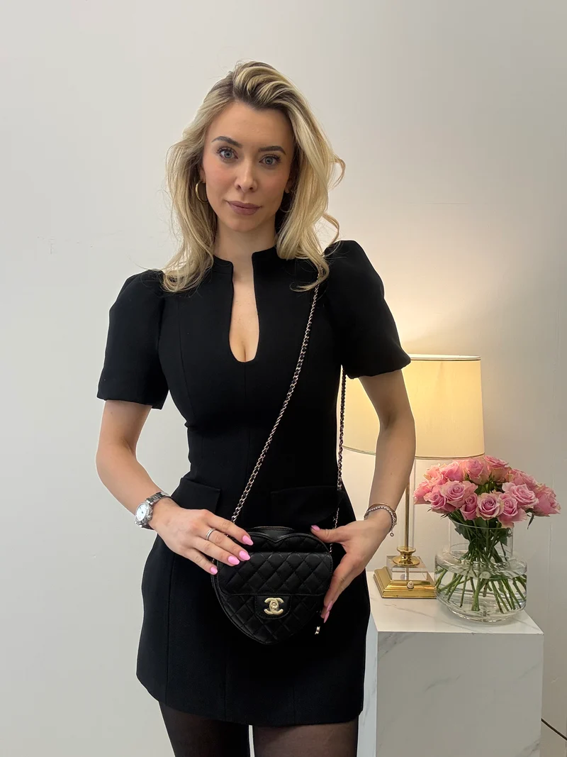 Chanel Clutch aus schwarzem Lammleder mit gestepptem CC-Logo in Herzform und Kette (2022)