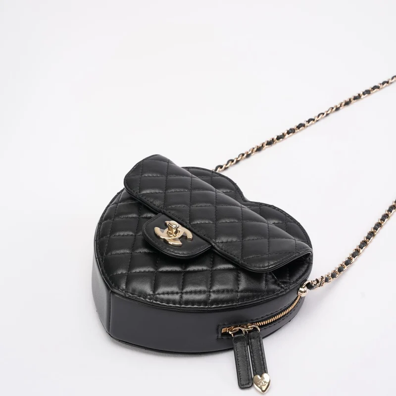Chanel Clutch aus schwarzem Lammleder mit gestepptem CC-Logo in Herzform und Kette (2022)