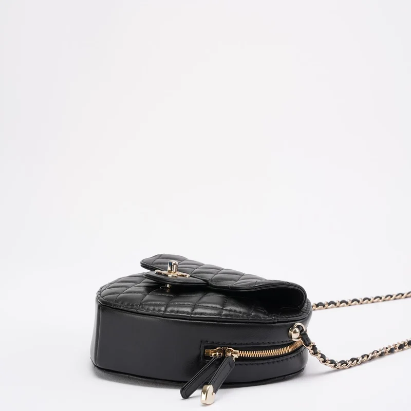 Chanel Clutch aus schwarzem Lammleder mit gestepptem CC-Logo in Herzform und Kette (2022)