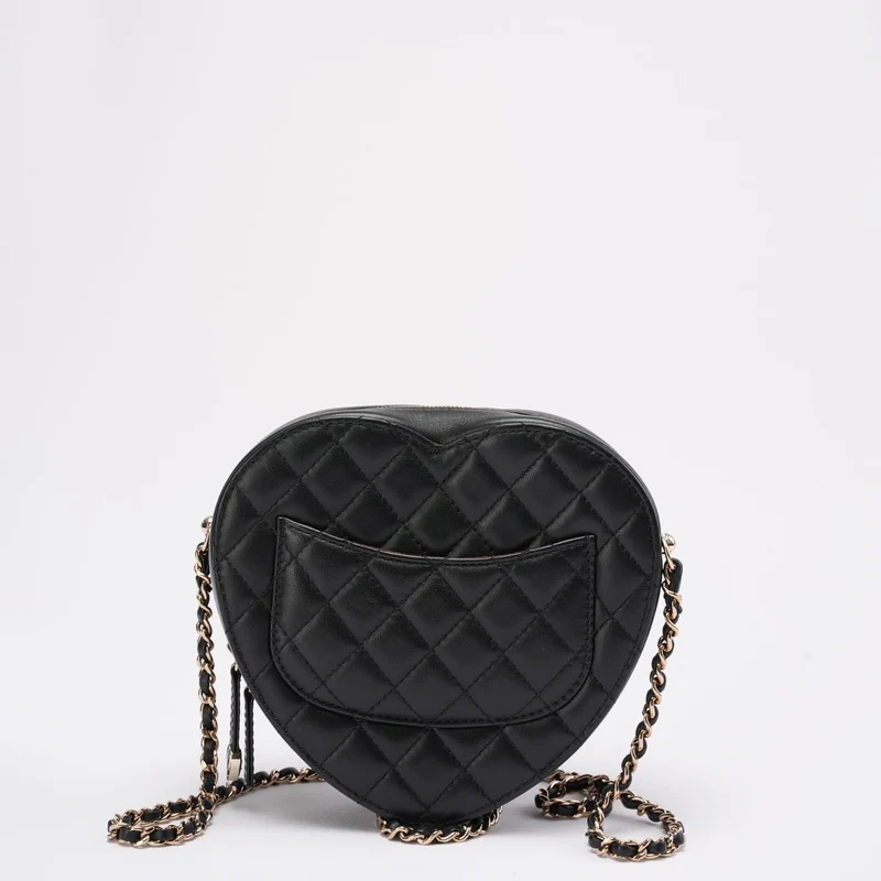 Chanel Clutch aus schwarzem Lammleder mit gestepptem CC-Logo in Herzform und Kette (2022)