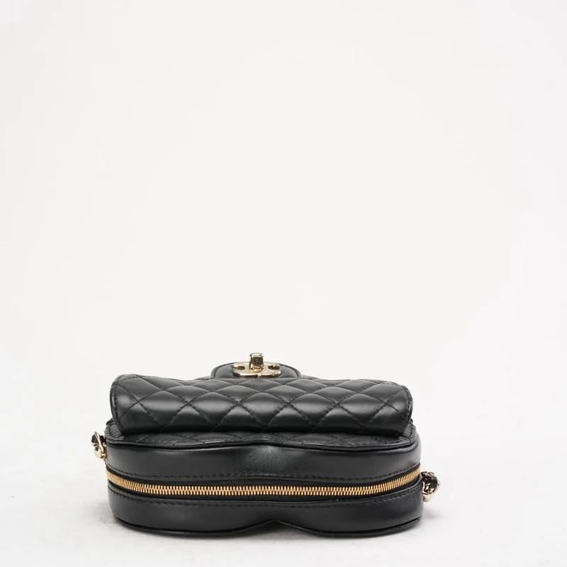 Chanel Clutch aus schwarzem Lammleder mit gestepptem CC-Logo in Herzform und Kette (2022)