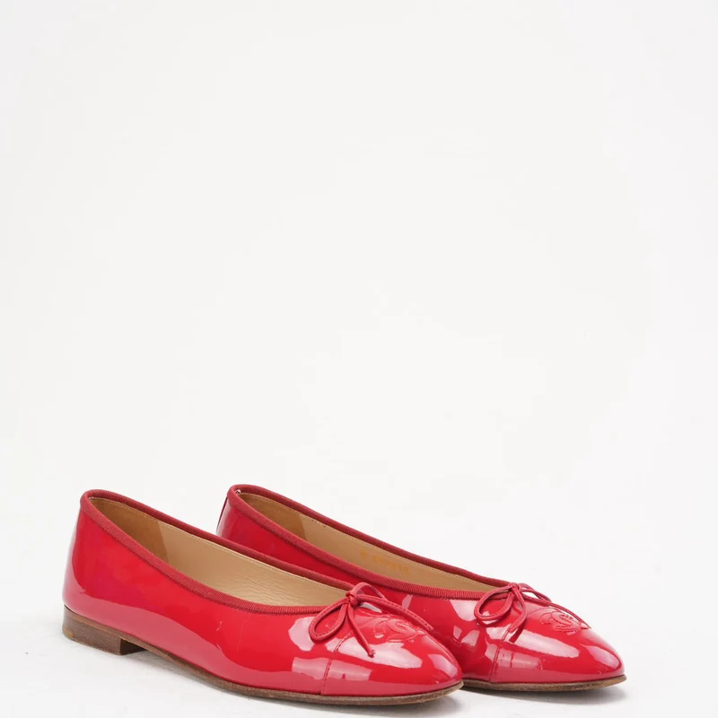 Chanel Ballerinas aus rotem Leder mit CC-Logo und Zehenkappe, Größe 38.5