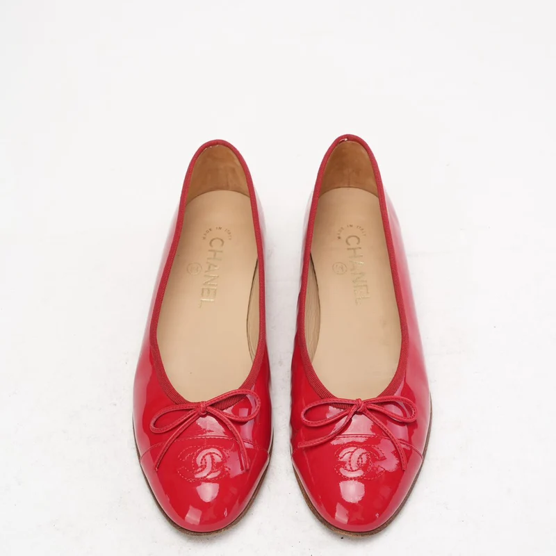 Chanel Ballerinas aus rotem Leder mit CC-Logo und Zehenkappe, Größe 38.5