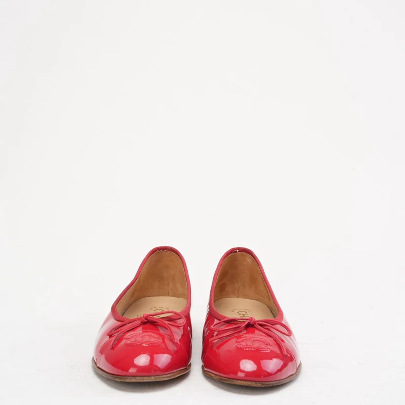 Chanel Ballerinas aus rotem Leder mit CC-Logo und Zehenkappe, Größe 38.5