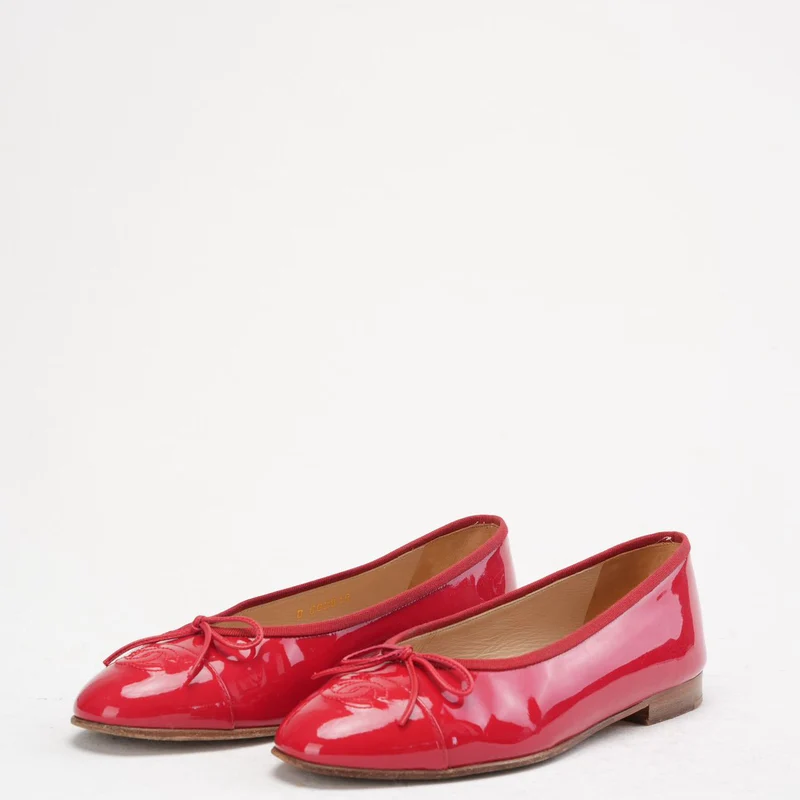 Chanel Ballerinas aus rotem Leder mit CC-Logo und Zehenkappe, Größe 38.5