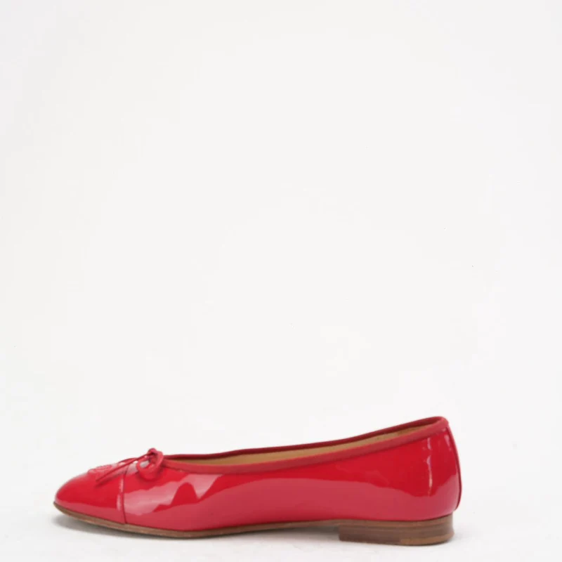 Chanel Ballerinas aus rotem Leder mit CC-Logo und Zehenkappe, Größe 38.5