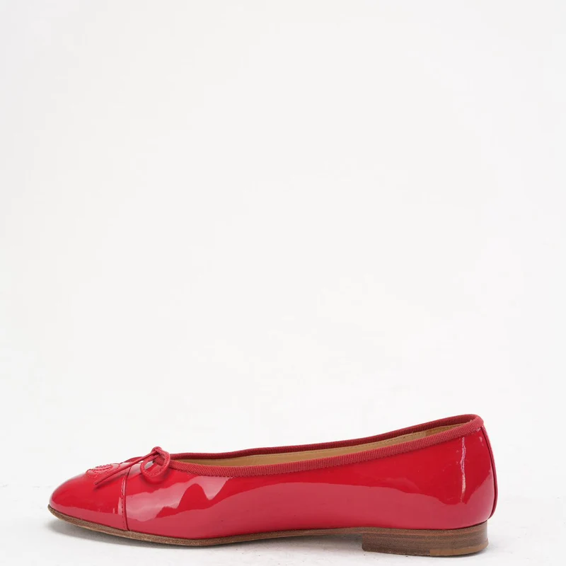Chanel Ballerinas aus rotem Leder mit CC-Logo und Zehenkappe, Größe 38.5