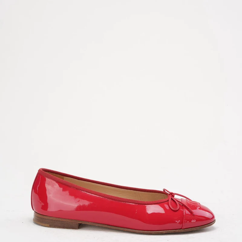 Chanel Ballerinas aus rotem Leder mit CC-Logo und Zehenkappe, Größe 38.5