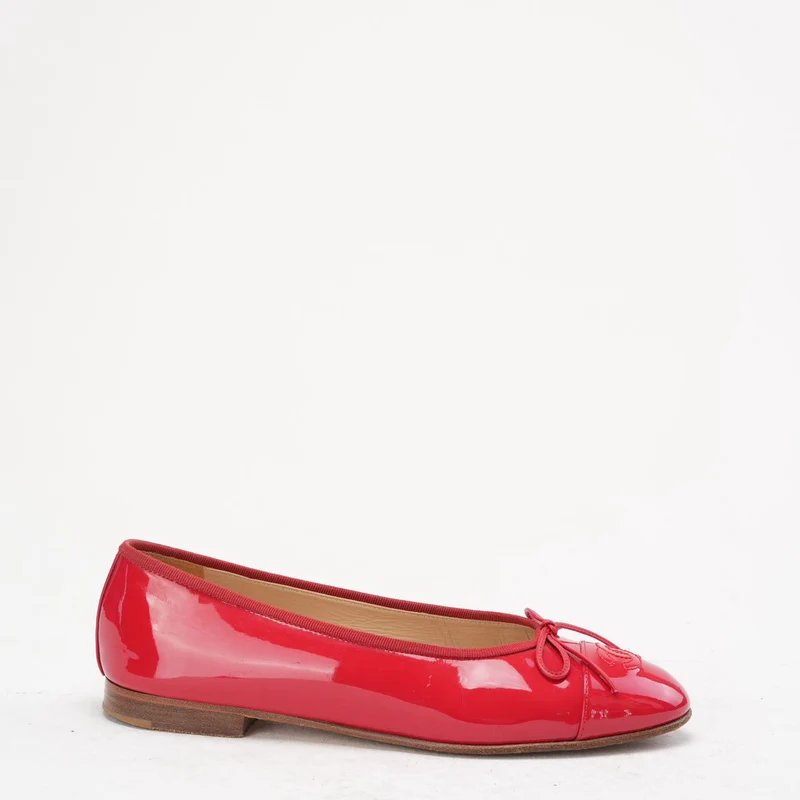 Chanel Ballerinas aus rotem Leder mit CC-Logo und Zehenkappe, Größe 38.5