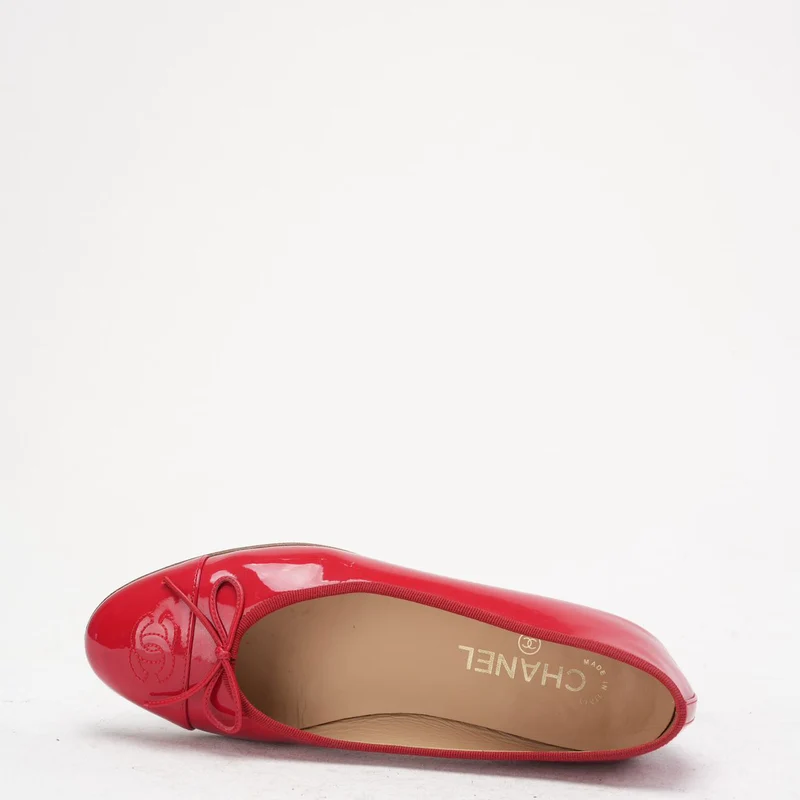 Chanel Ballerinas aus rotem Leder mit CC-Logo und Zehenkappe, Größe 38.5
