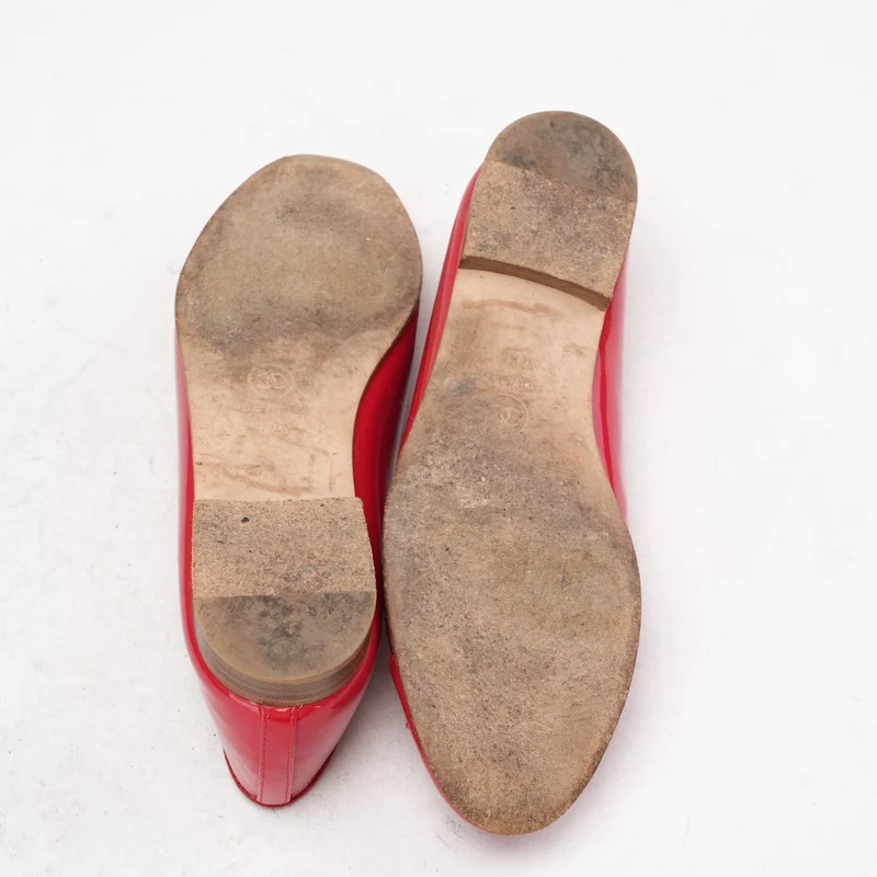 Chanel Ballerinas aus rotem Leder mit CC-Logo und Zehenkappe, Größe 38.5