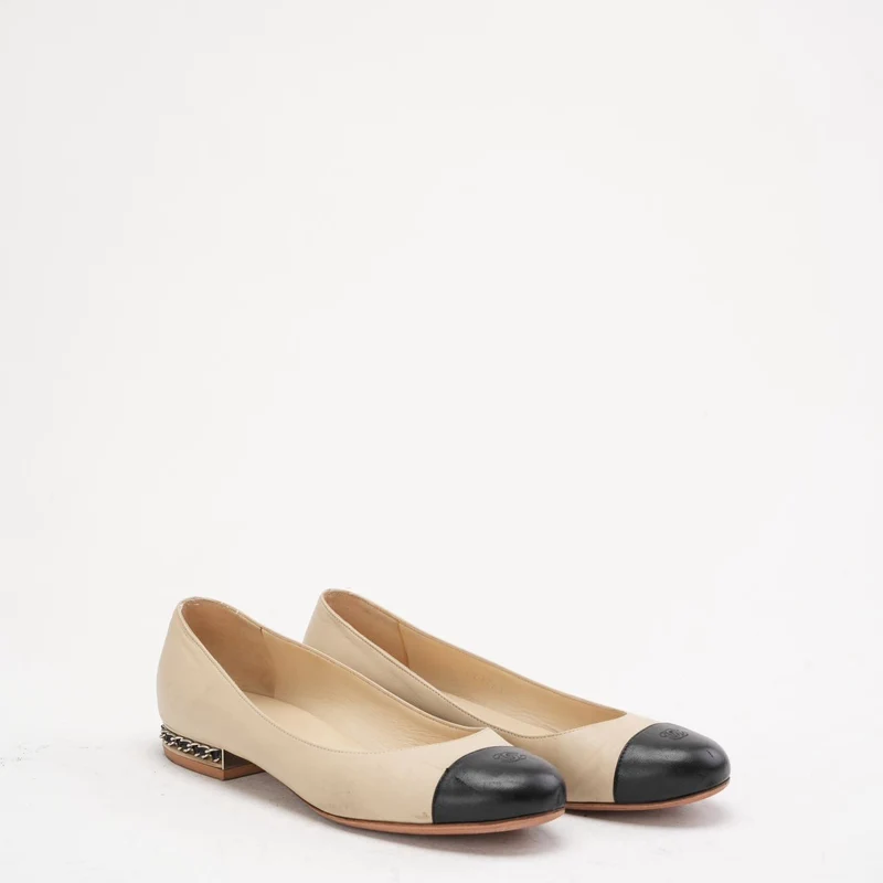 Chanel Ballerinas in Beige/Schwarz mit CC-Kettenverzierung am Absatz, Größe 39