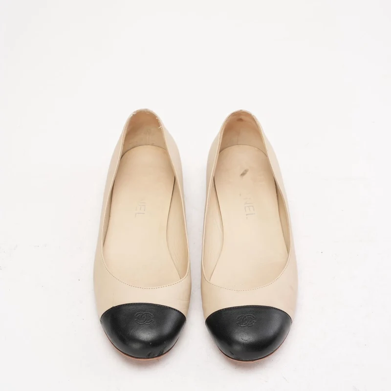 Chanel Ballerinas in Beige/Schwarz mit CC-Kettenverzierung am Absatz, Größe 39
