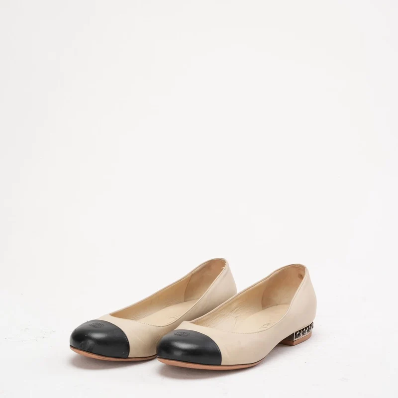 Chanel Ballerinas in Beige/Schwarz mit CC-Kettenverzierung am Absatz, Größe 39