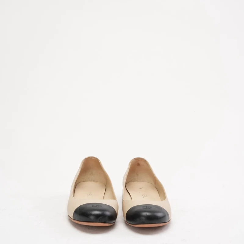 Chanel Ballerinas in Beige/Schwarz mit CC-Kettenverzierung am Absatz, Größe 39