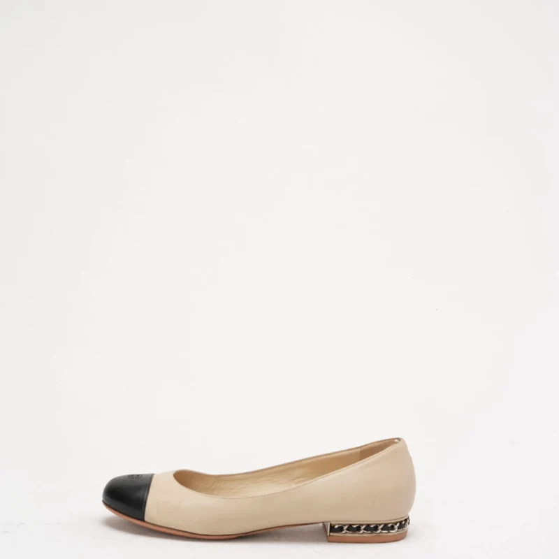Chanel Ballerinas in Beige/Schwarz mit CC-Kettenverzierung am Absatz, Größe 39