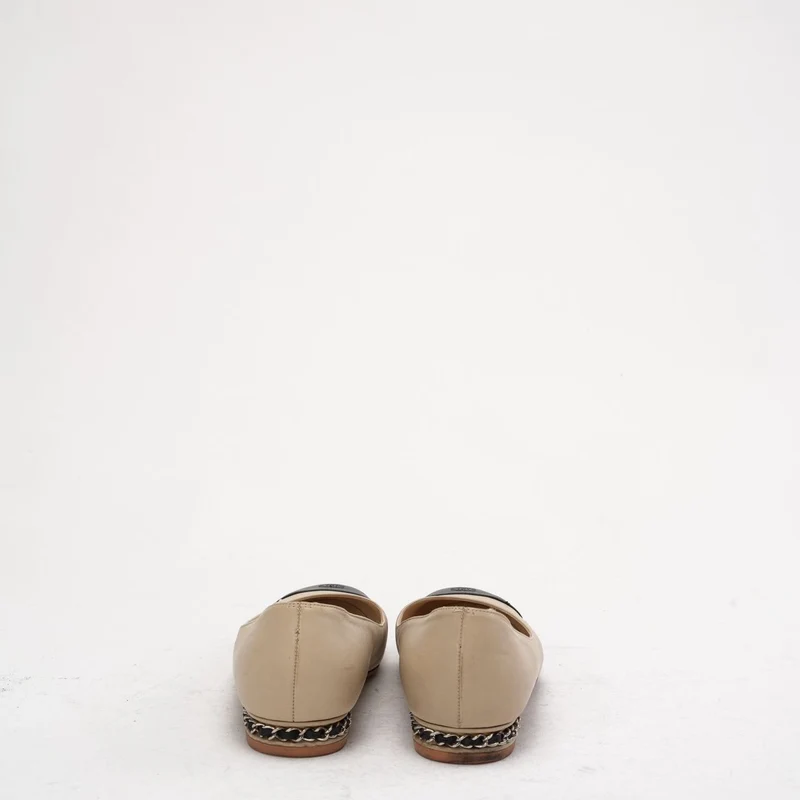 Chanel Ballerinas in Beige/Schwarz mit CC-Kettenverzierung am Absatz, Größe 39