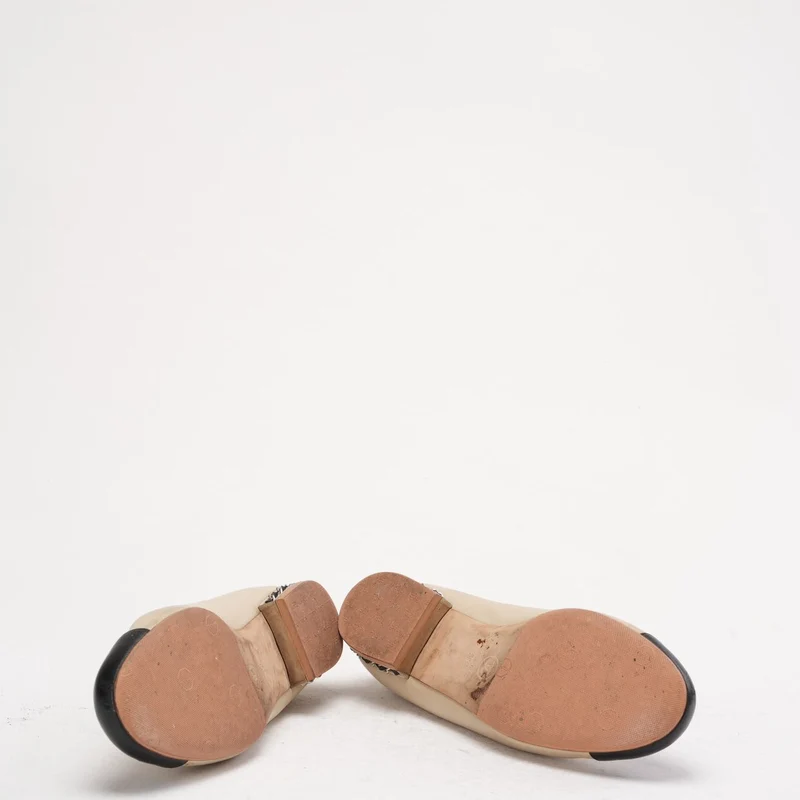 Chanel Ballerinas in Beige/Schwarz mit CC-Kettenverzierung am Absatz, Größe 39