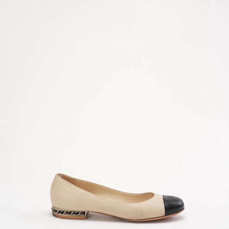 Chanel Ballerinas in Beige/Schwarz mit CC-Kettenverzierung am Absatz, Größe 39