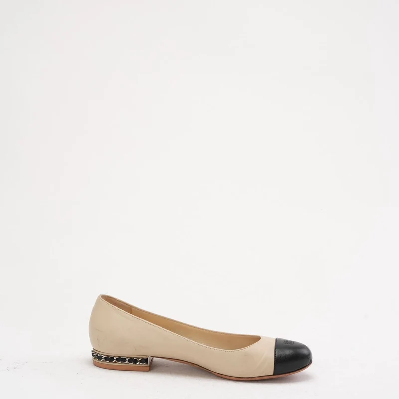 Chanel Ballerinas in Beige/Schwarz mit CC-Kettenverzierung am Absatz, Größe 39