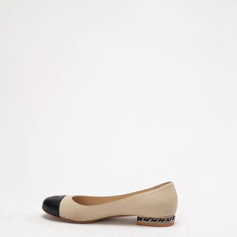 Chanel Ballerinas in Beige/Schwarz mit CC-Kettenverzierung am Absatz, Größe 39