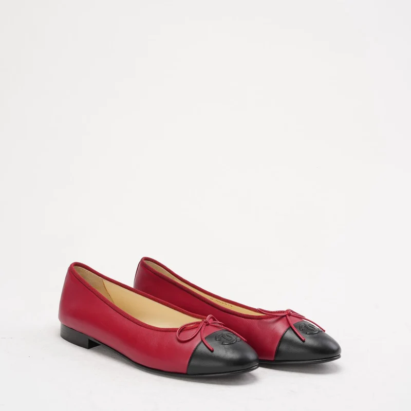 Chanel Ballerinas aus rotem/schwarzem Leder mit CC-Kappe, Größe 38.5