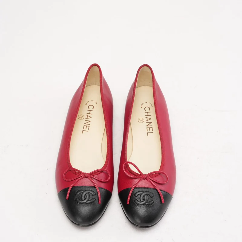 Chanel Ballerinas aus rotem/schwarzem Leder mit CC-Kappe, Größe 38.5