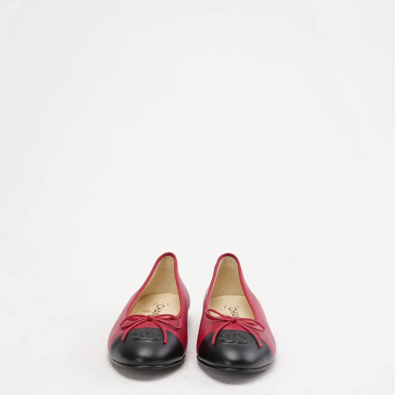 Chanel Ballerinas aus rotem/schwarzem Leder mit CC-Kappe, Größe 38.5