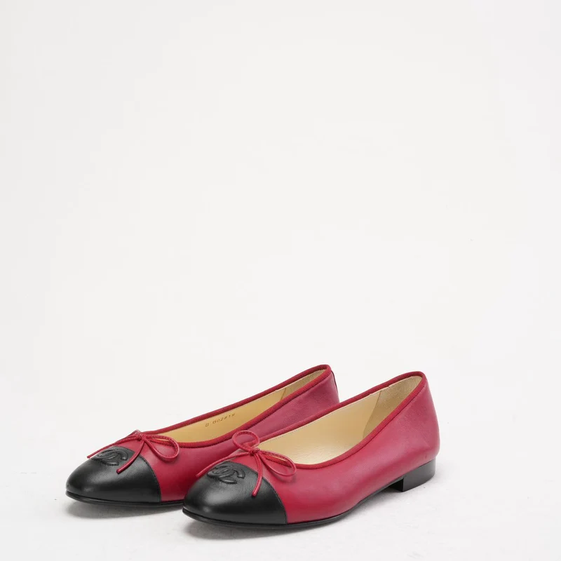 Chanel Ballerinas aus rotem/schwarzem Leder mit CC-Kappe, Größe 38.5
