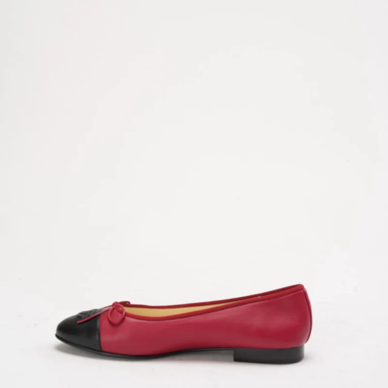 Chanel Ballerinas aus rotem/schwarzem Leder mit CC-Kappe, Größe 38.5