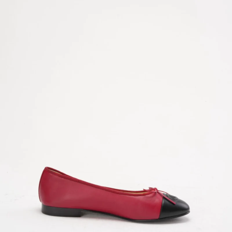 Chanel Ballerinas aus rotem/schwarzem Leder mit CC-Kappe, Größe 38.5