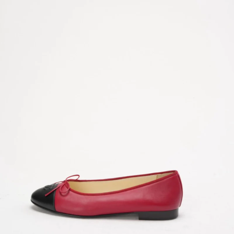 Chanel Ballerinas aus rotem/schwarzem Leder mit CC-Kappe, Größe 38.5