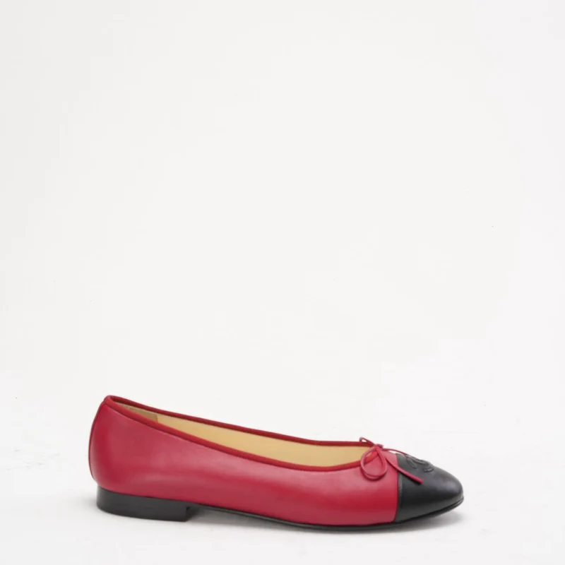 Chanel Ballerinas aus rotem/schwarzem Leder mit CC-Kappe, Größe 38.5