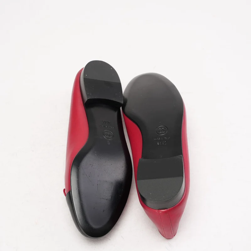 Chanel Ballerinas aus rotem/schwarzem Leder mit CC-Kappe, Größe 38.5