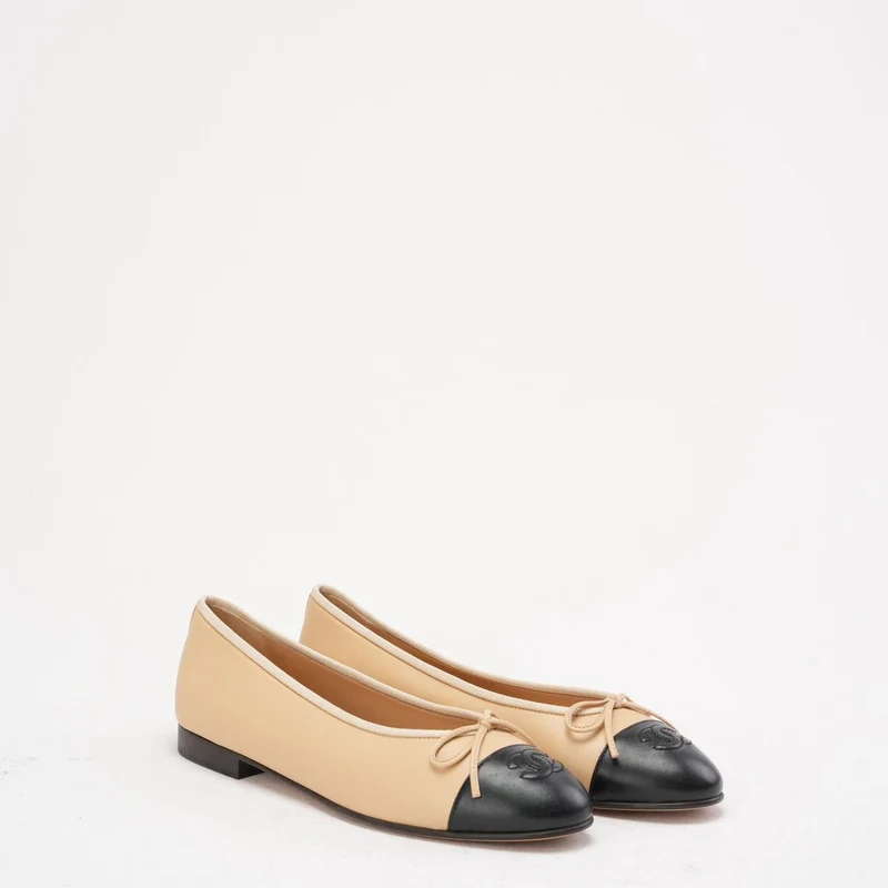 Chanel Ballerinas in Beige/Schwarz mit CC-Kappe, Größe 38C