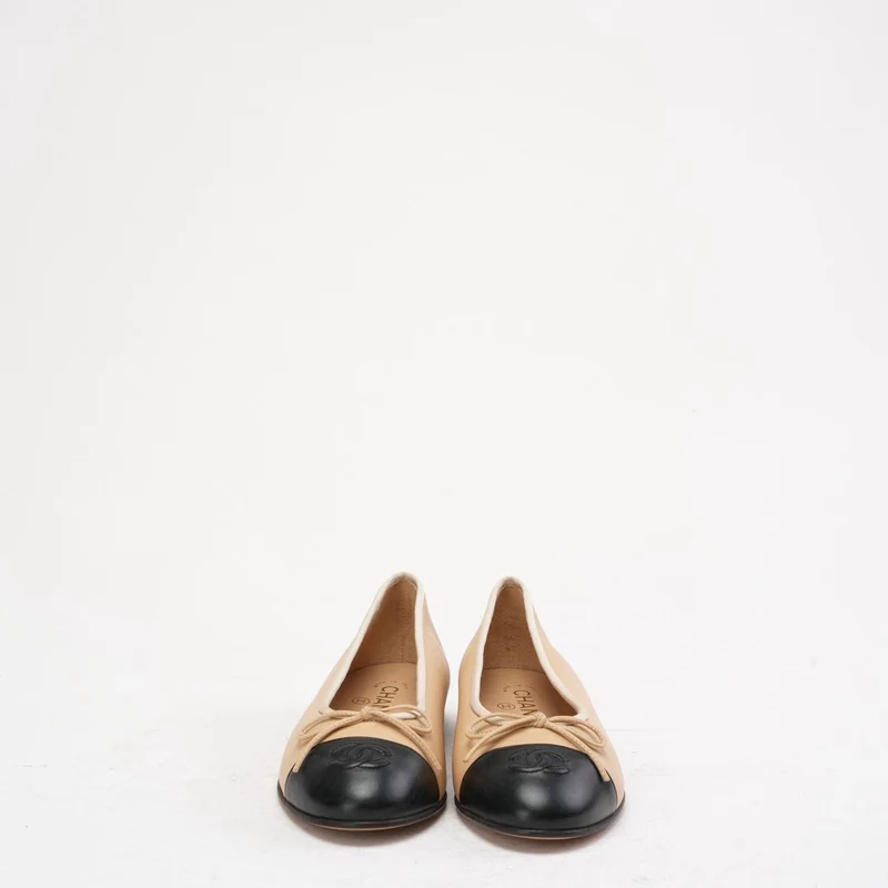 Chanel Ballerinas in Beige/Schwarz mit CC-Kappe, Größe 38C
