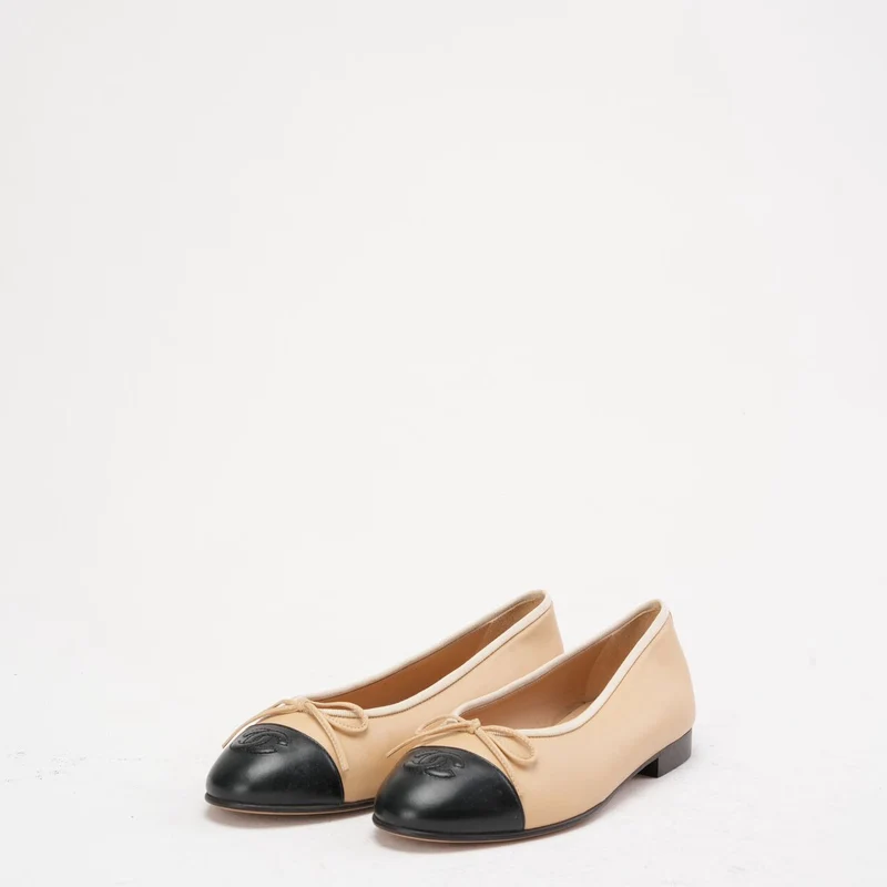 Chanel Ballerinas in Beige/Schwarz mit CC-Kappe, Größe 38C