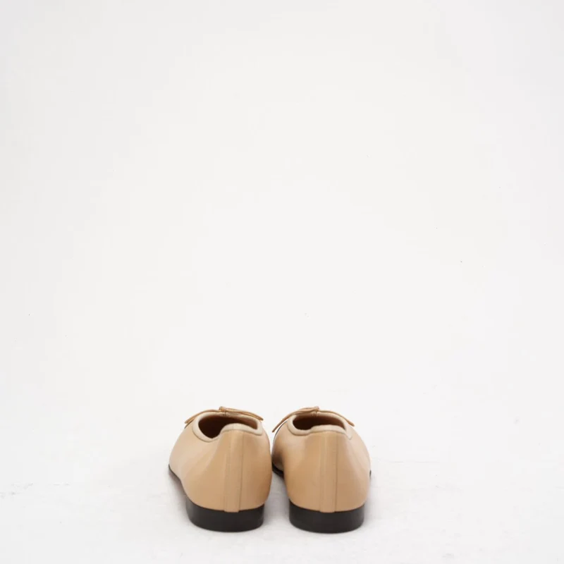 Chanel Ballerinas in Beige/Schwarz mit CC-Kappe, Größe 38C