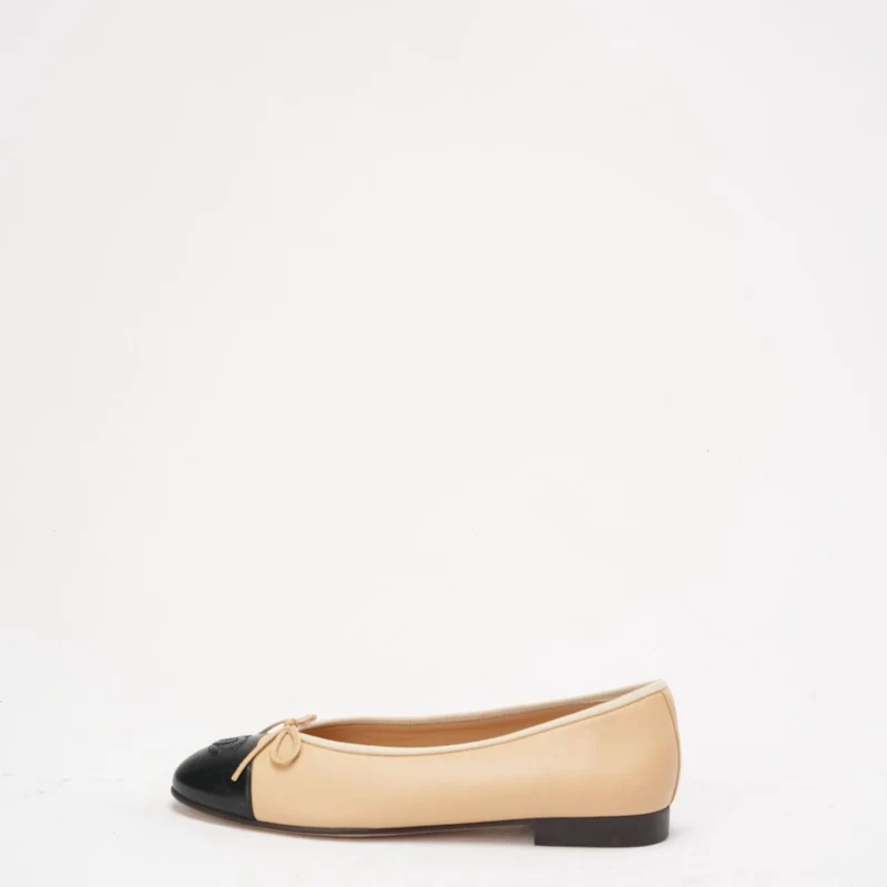 Chanel Ballerinas in Beige/Schwarz mit CC-Kappe, Größe 38C