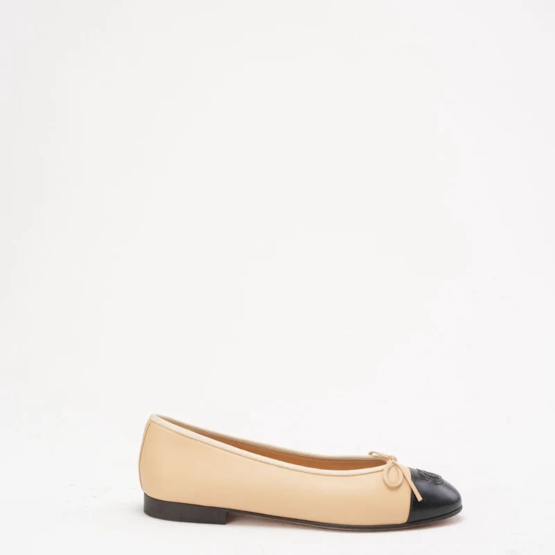 Chanel Ballerinas in Beige/Schwarz mit CC-Kappe, Größe 38C