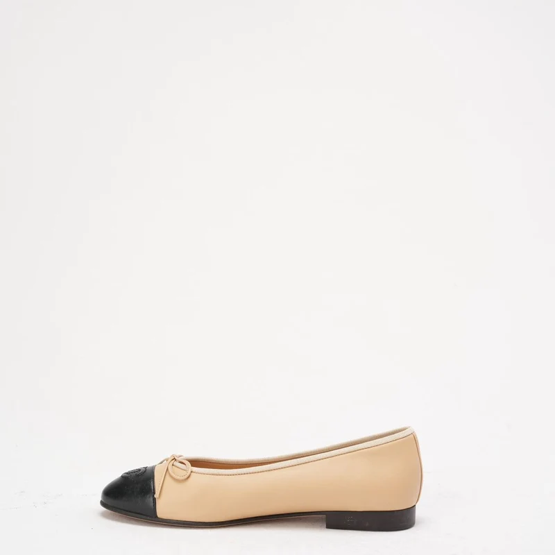Chanel Ballerinas in Beige/Schwarz mit CC-Kappe, Größe 38C