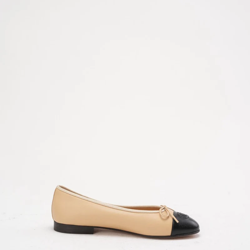 Chanel Ballerinas in Beige/Schwarz mit CC-Kappe, Größe 38C