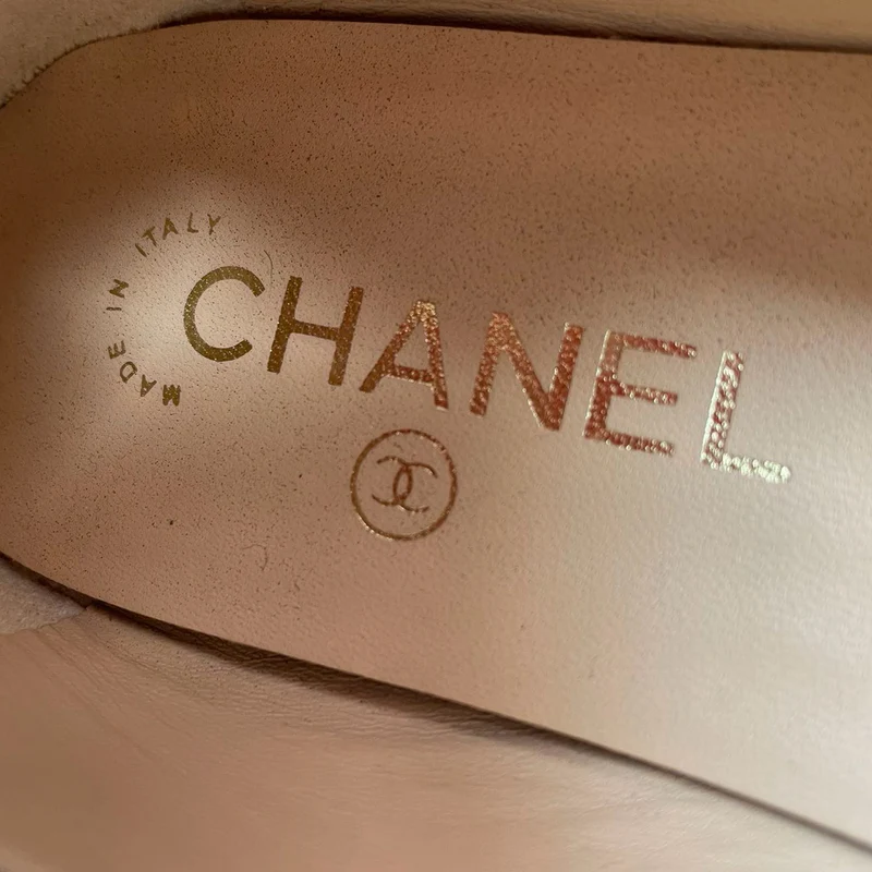 Chanel Ballerinas in Beige/Schwarz mit CC-Kappe, Größe 38C