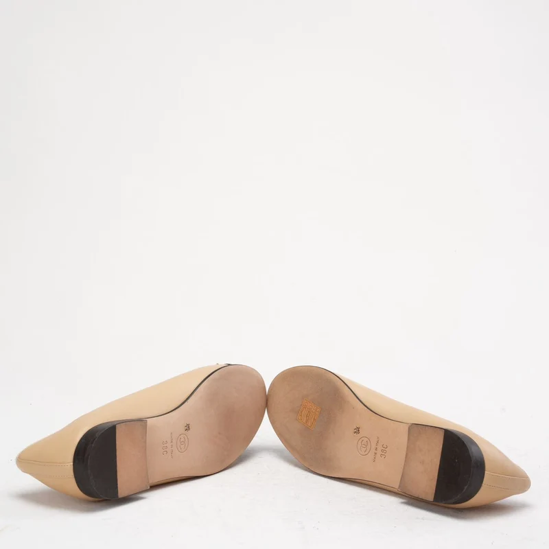 Chanel Ballerinas in Beige/Schwarz mit CC-Kappe, Größe 38C