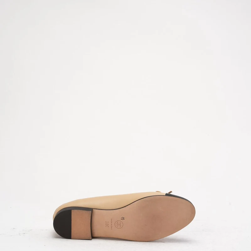 Chanel Ballerinas in Beige/Schwarz mit CC-Kappe, Größe 38C