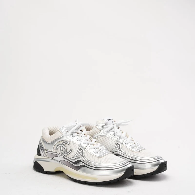 Chanel CC Logo Sneaker in Weiß und Silber 40.5